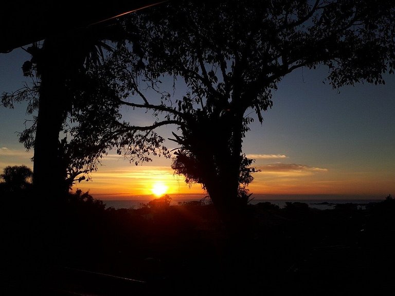 Cabana com vista mar, nascer do sol e lua cheia.