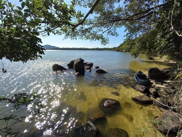 Cabana com vista mar, nascer do sol e lua cheia.