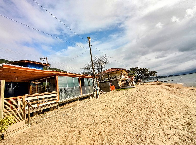 Casa charmosa, pé na areia, pôr do sol.