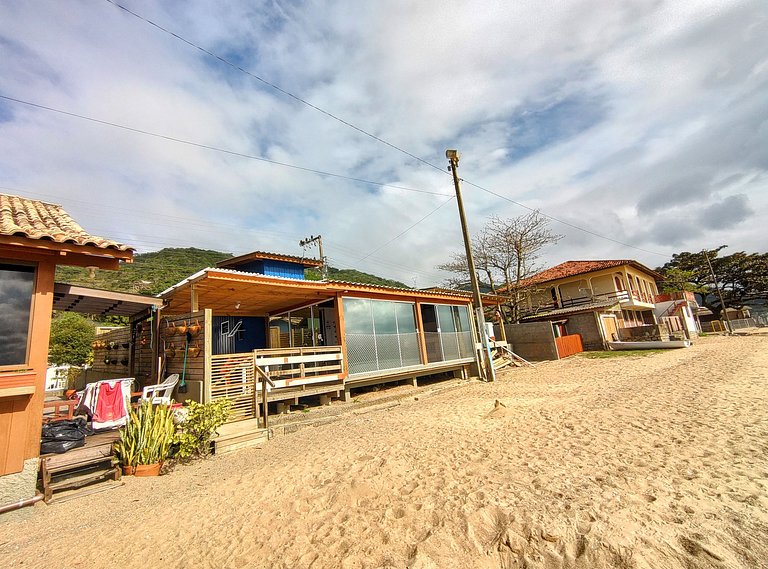 Casa charmosa, pé na areia, pôr do sol.