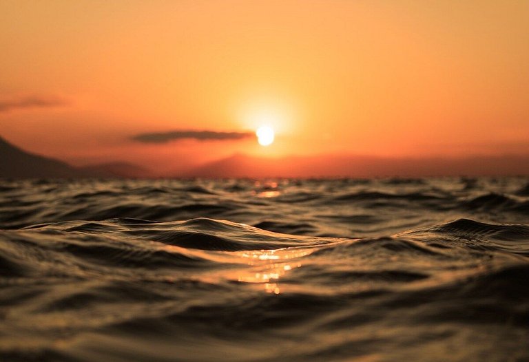 Casa com piscina, vista mar, pôr do sol.