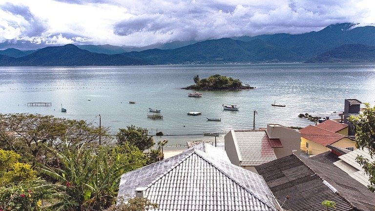 Casa com piscina, vista mar, pôr do sol.